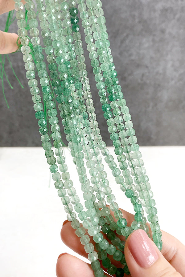 【Natural Stone】 Strawberry Quartz (Cube, Square) Green Size: Approx. 4-4.5mm Hole diameter: Approx. 0.5-0.6mm