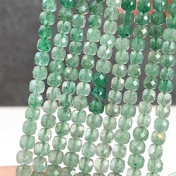 【Natural Stone】 Strawberry Quartz (Cube, Square) Green Size: Approx. 4-4.5mm Hole diameter: Approx. 0.5-0.6mm