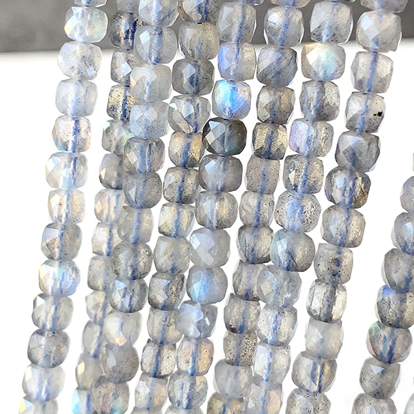 【天然石】 ラブラドライト （キューブ　スクエア） 大きさ　約4.5～4.6×4.5～4.7mm 穴径　約0.5～0.6mm