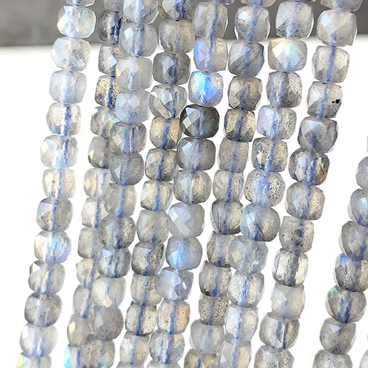 【天然石】 ラブラドライト （キューブ　スクエア） 大きさ　約4.5～4.6×4.5～4.7mm 穴径　約0.5～0.6mm