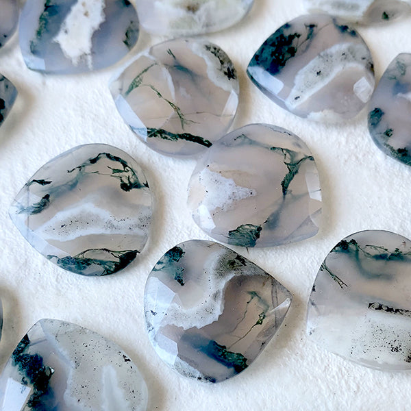 Peacock Quartz (Flat Maroon Plain) Size: Approx. 20 x 20 mm Hole diameter: Approx. 0.4 mm 