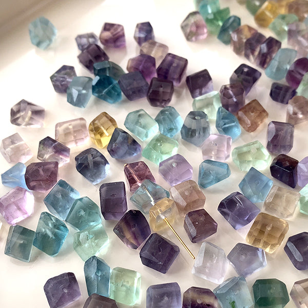 ミックスフローライト （ラフ　タンブルカット） グリーン ブルー パープル イエロー 大きさ　約3～5×6～7mm 穴径　約0.4～0.5mm