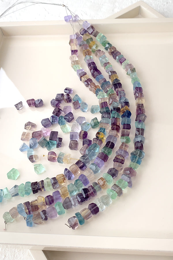 ミックスフローライト （ラフ　タンブルカット） グリーン ブルー パープル イエロー 大きさ　約3～5×6～7mm 穴径　約0.4～0.5mm