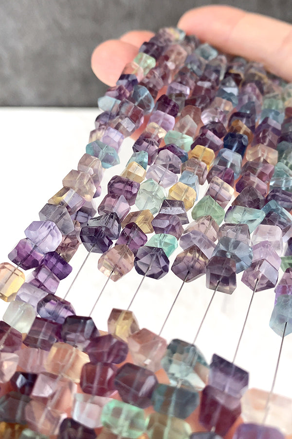 ミックスフローライト （ラフ　タンブルカット） グリーン ブルー パープル イエロー 大きさ　約3～5×6～7mm 穴径　約0.4～0.5mm