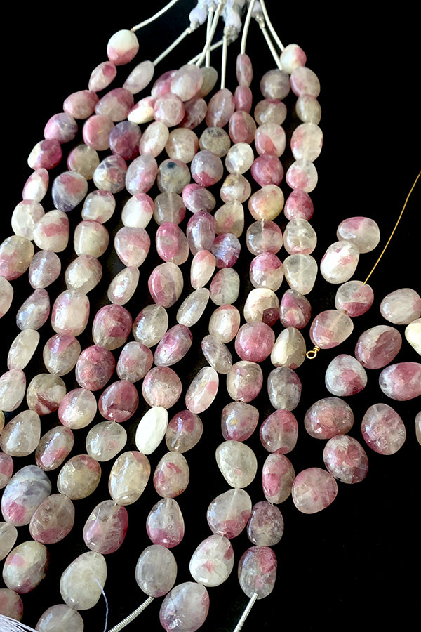 【Natural Stone】 Pink Tourmaline, Pink Shade Tourmaline (Tumbled Plain) Size: approx. 10-12 x 8.5-10mm Hole diameter: approx. 0.4-0.5mm 1 Strand: approx. 17cm, 15 pieces
