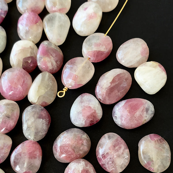 【Natural Stone】 Pink Tourmaline, Pink Shade Tourmaline (Tumbled Plain) Size: approx. 10-12 x 8.5-10mm Hole diameter: approx. 0.4-0.5mm 1 Strand: approx. 17cm, 15 pieces
