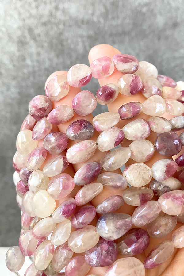 【Natural Stone】 Pink Tourmaline, Pink Shade Tourmaline (Tumbled Plain) Size: approx. 10-12 x 8.5-10mm Hole diameter: approx. 0.4-0.5mm 1 Strand: approx. 17cm, 15 pieces
