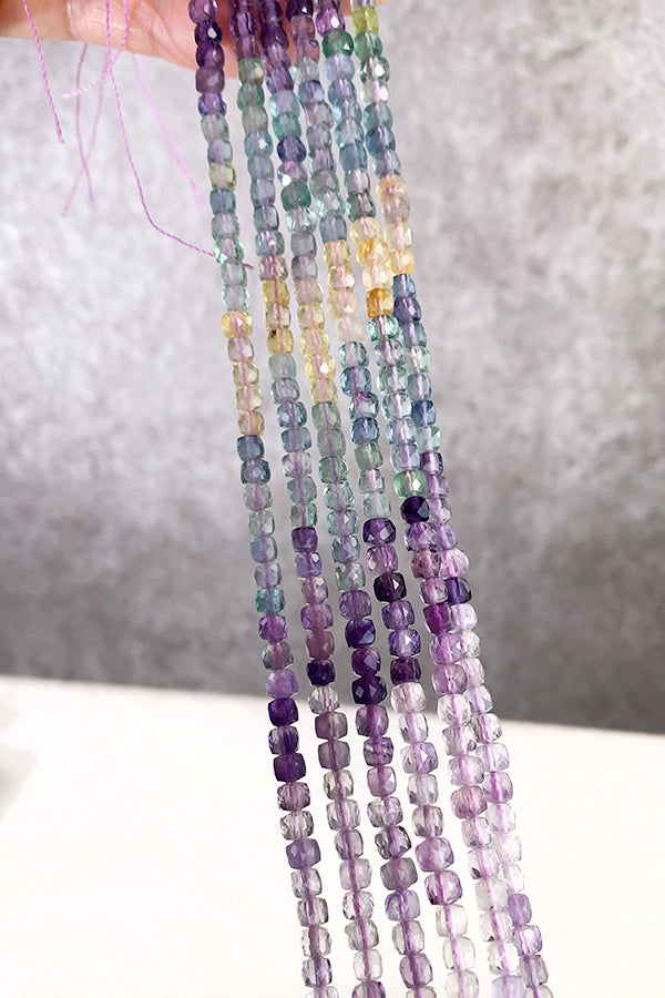 【天然石】 フローライト ミックス （キューブ　スクエア） 大きさ　約3.7～3.8×3.7～3.9mm 穴径　約0.5～0.6mm