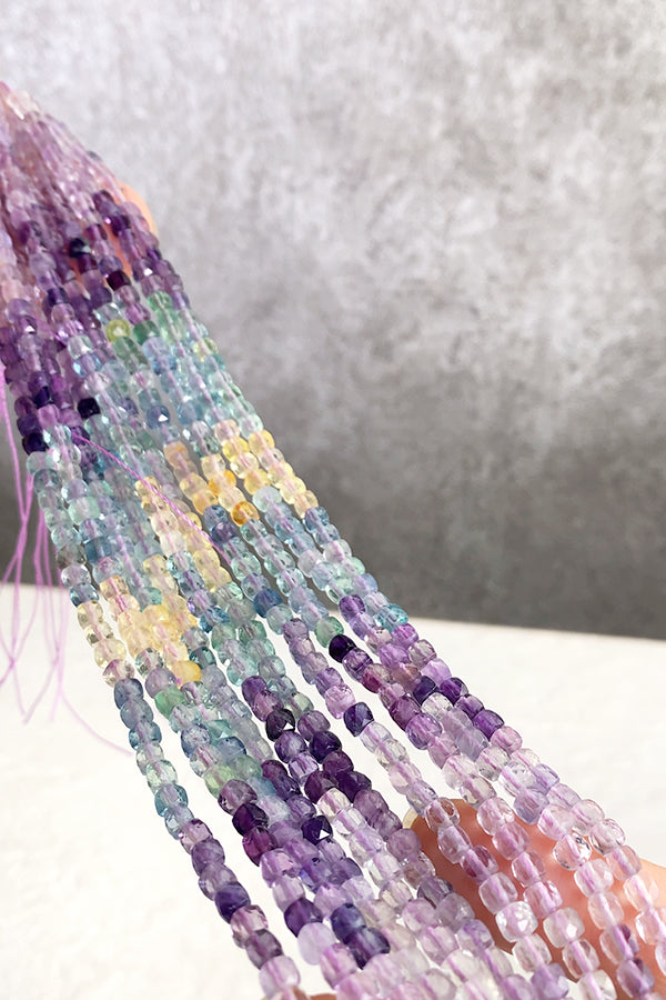 【天然石】 フローライト ミックス （キューブ　スクエア） 大きさ　約3.7～3.8×3.7～3.9mm 穴径　約0.5～0.6mm