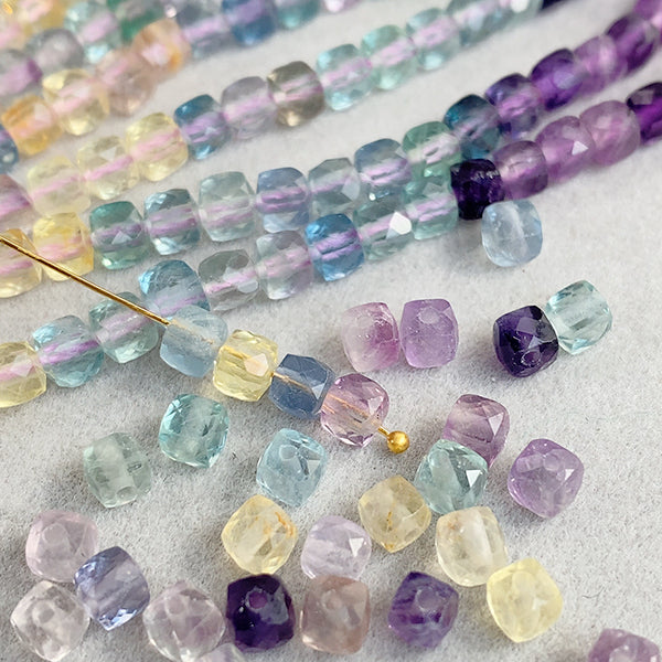 【天然石】 フローライト ミックス （キューブ　スクエア） 大きさ　約3.7～3.8×3.7～3.9mm 穴径　約0.5～0.6mm