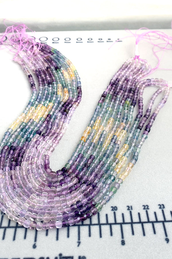 【天然石】 フローライト ミックス （キューブ　スクエア） 大きさ　約3.7～3.8×3.7～3.9mm 穴径　約0.5～0.6mm