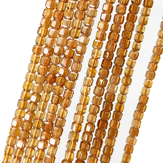 【天然石】 ガーネット オレンジ （キューブ　スクエアカット） 大きさ　約2.2～2.3×2.3～2.5mm 穴径　約0.5～0.6mm