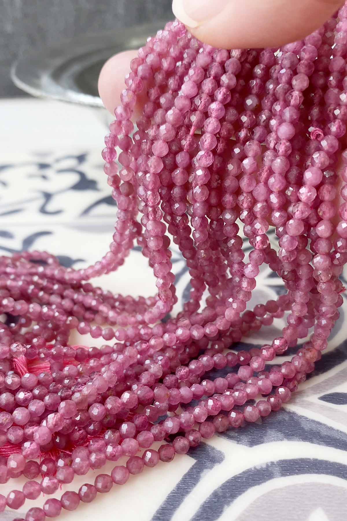 【天然石】 ピンクトルマリン （ラウンドカット） 大きさ 約3～3.3mm 穴径　約0.4～0.5mm