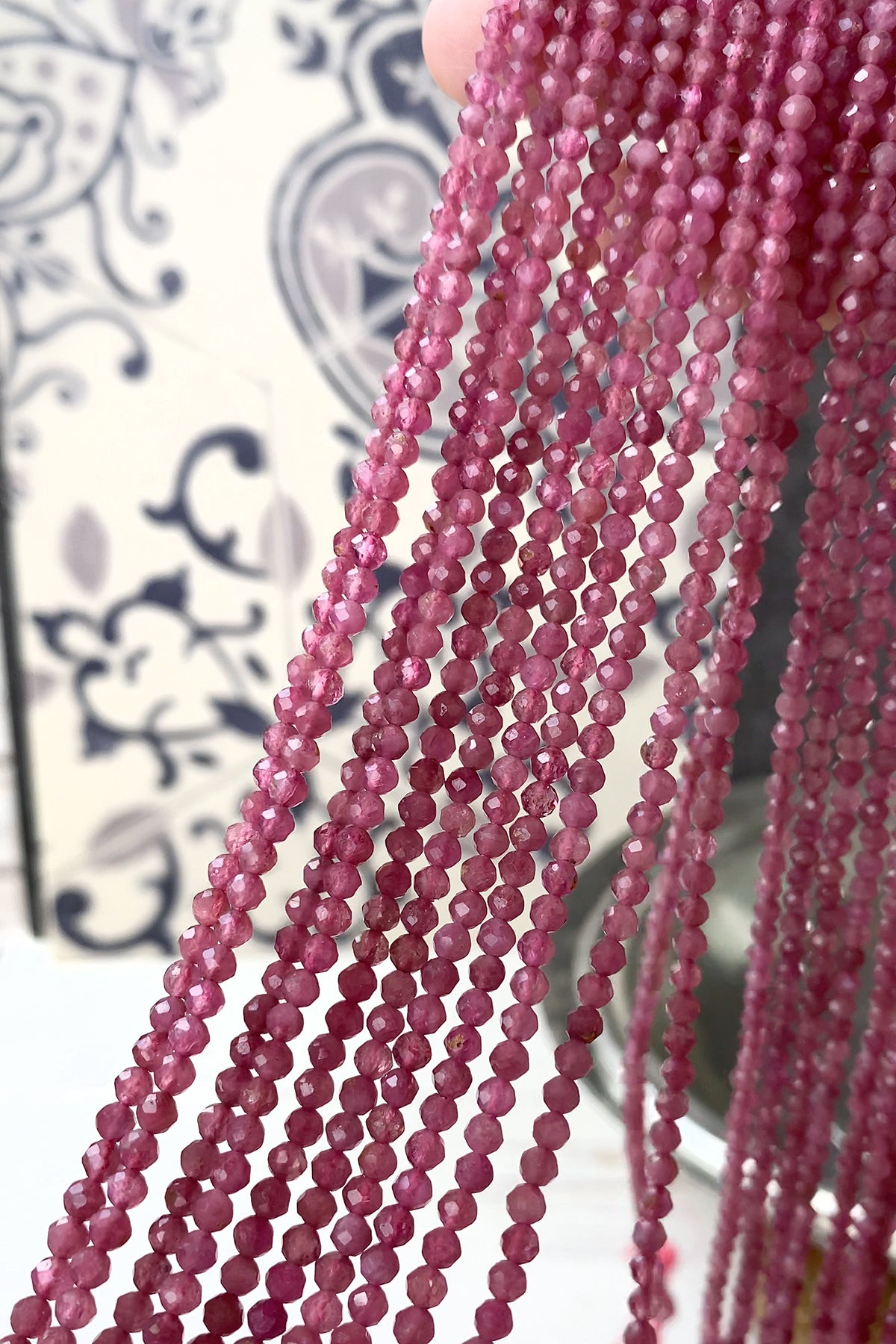 【天然石】 ピンクトルマリン （ラウンドカット） 大きさ 約3～3.3mm 穴径　約0.4～0.5mm