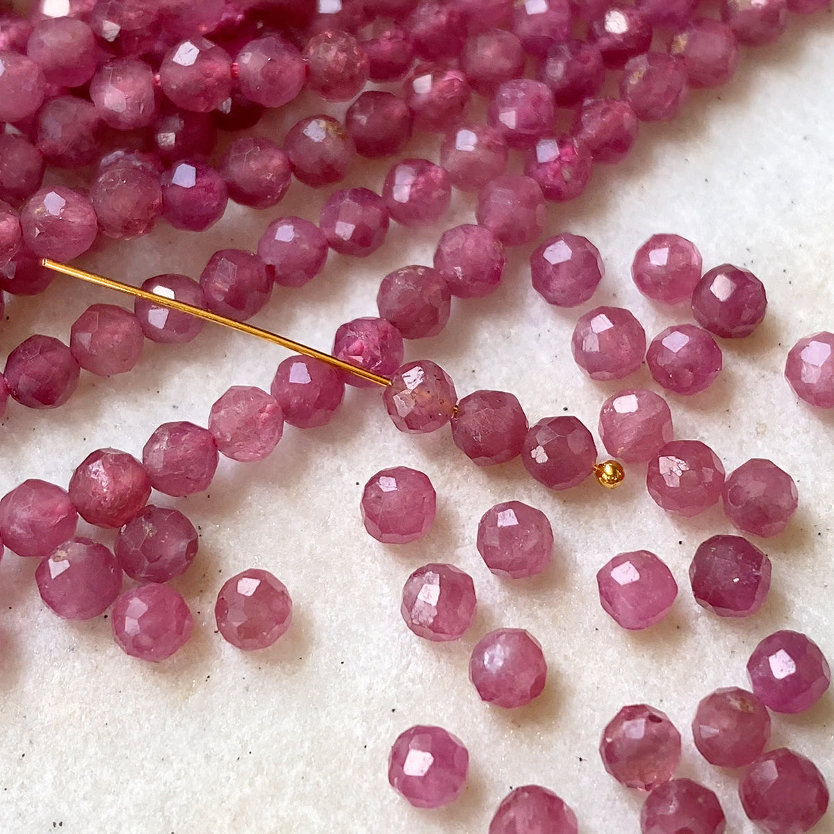 【天然石】 ピンクトルマリン （ラウンドカット） 大きさ 約3～3.3mm 穴径　約0.4～0.5mm