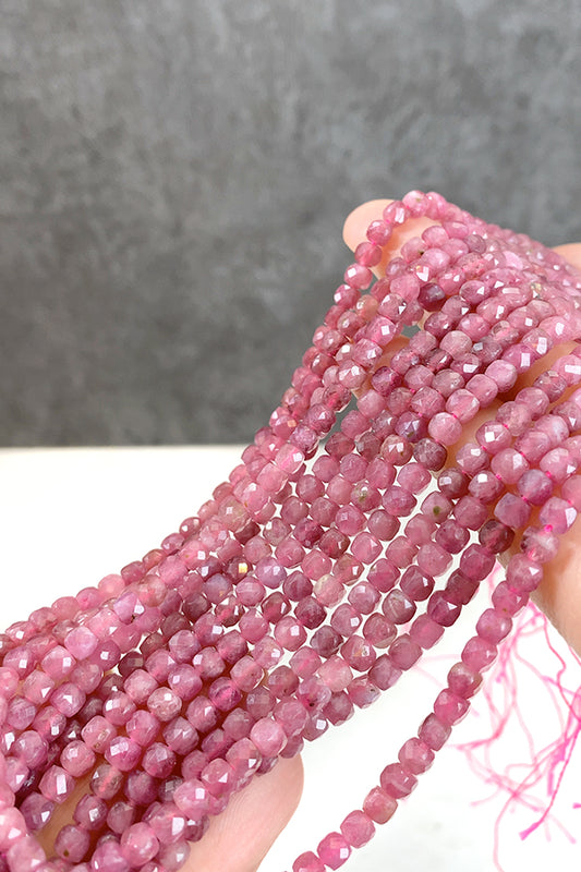 【天然石】 ピンクトルマリン （キューブ　スクエア） 大きさ　約4～4.2mm 穴径　約0.4～0.5mm