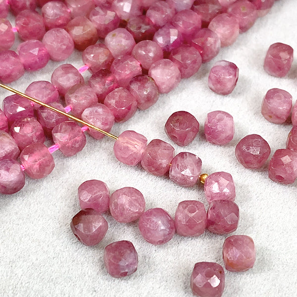 [Natural Stone] Pink Tourmaline (Cube Square) Size: Approx. 4-4.2mm Hole Diameter: Approx. 0.4-0.5mm