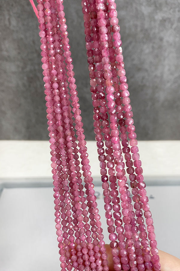 [Natural Stone] Pink Tourmaline (Cube Square) Size: Approx. 4-4.2mm Hole Diameter: Approx. 0.4-0.5mm