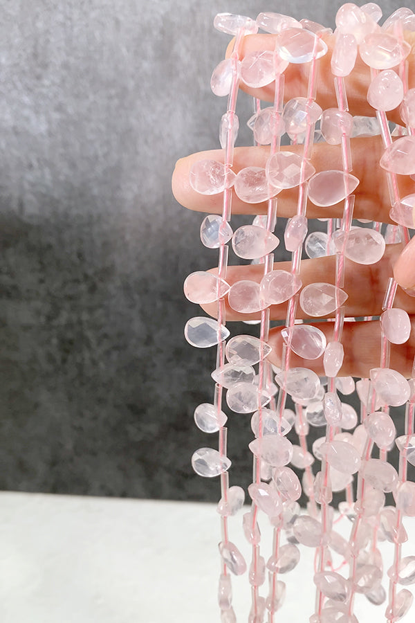 [Natural Stone] Rose Quartz (Flat Drop Cut) Size: Approx. 8 x 12mm Hole diameter: Approx. 0.6-0.7mm