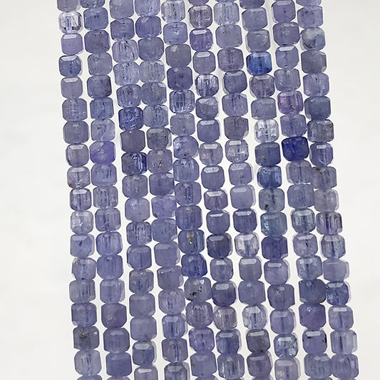 【天然石】 タンザナイト （キューブ　スクエア） 大きさ　約3～3.2×3～3.2mm 穴径　約0.4～0.5mm