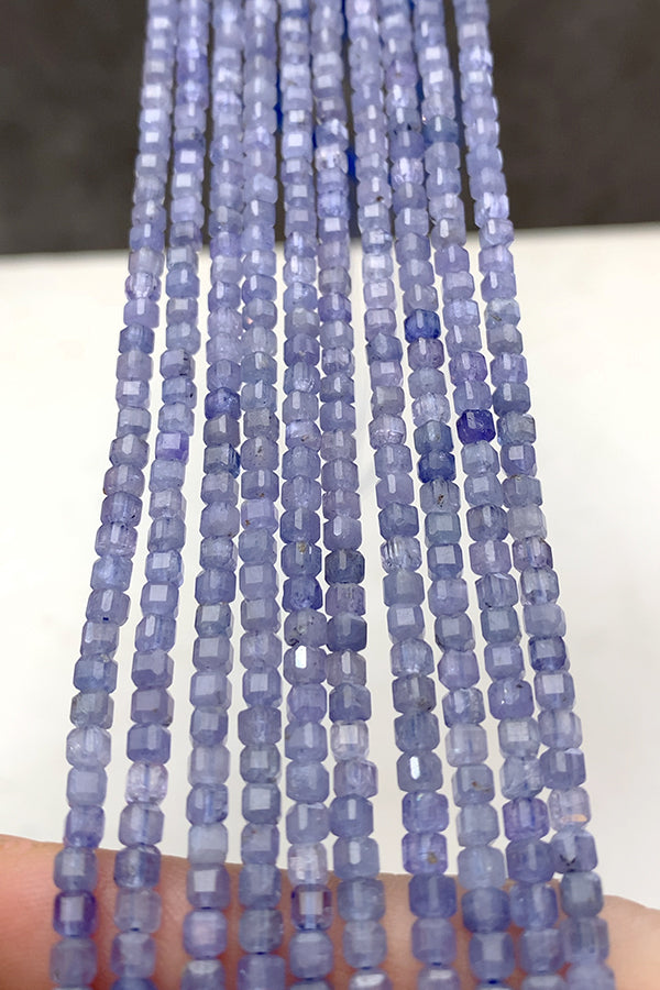 【天然石】 タンザナイト （キューブ　スクエア） 大きさ　約3～3.2×3～3.2mm 穴径　約0.4～0.5mm