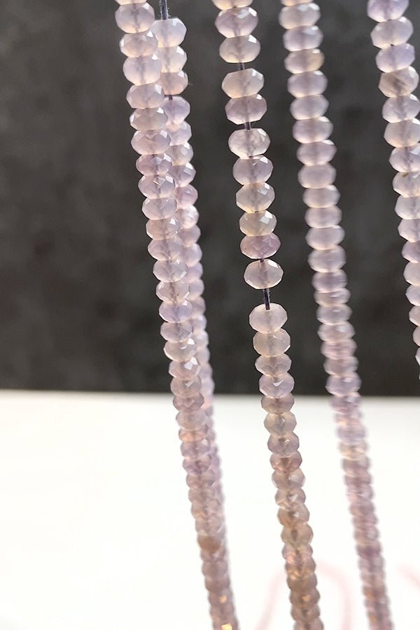 【天然石】 カルセドニー （ボタンカット） ラベンダー グレーパープル 大きさ　約2.5～2.8×4～5mm 穴径　約0.4～0.5mm