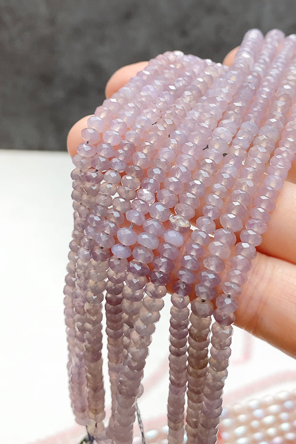 【天然石】 カルセドニー （ボタンカット） ラベンダー グレーパープル 大きさ　約2.5～2.8×4～5mm 穴径　約0.4～0.5mm