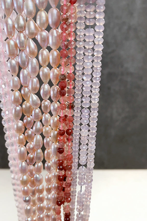 【天然石】 カルセドニー （ボタンカット） ラベンダー グレーパープル 大きさ　約2.5～2.8×4～5mm 穴径　約0.4～0.5mm