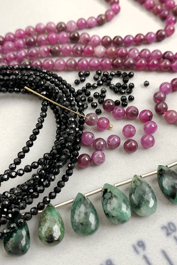 【天然石】ルビー （ラウンドプレーン） 大きさ　約4～4.4mm 穴径　約0.5～0.6mm