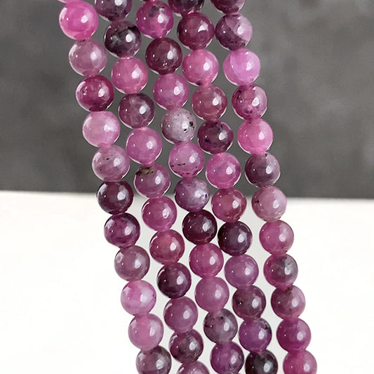 【天然石】ルビー （ラウンドプレーン） 大きさ　約4～4.4mm 穴径　約0.5～0.6mm