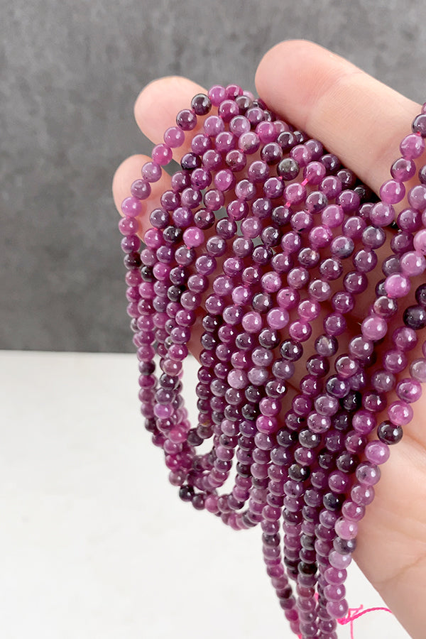 【天然石】ルビー （ラウンドプレーン） 大きさ　約4～4.4mm 穴径　約0.5～0.6mm