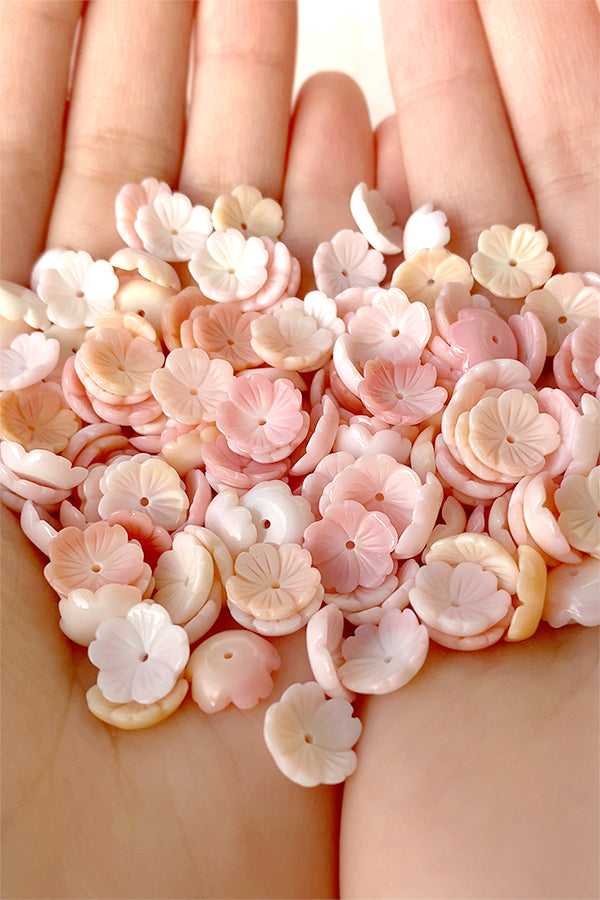 Queen conch shell (Sakura Sakura) Size approx. 9.5mm Hole diameter approx. 0.8mm 10 pieces 