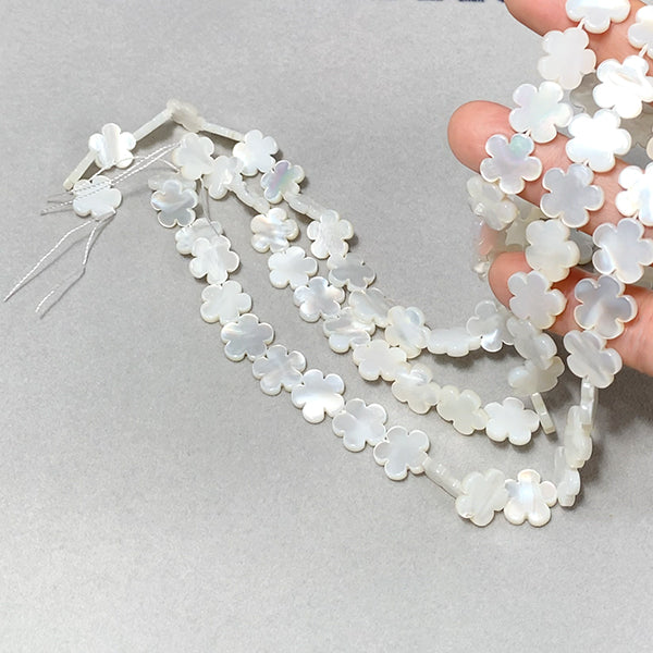 【シェル 貝】 マザーオブパール （桜　さくら　サクラ） 大きさ　約13mm 穴径　約0.8mm