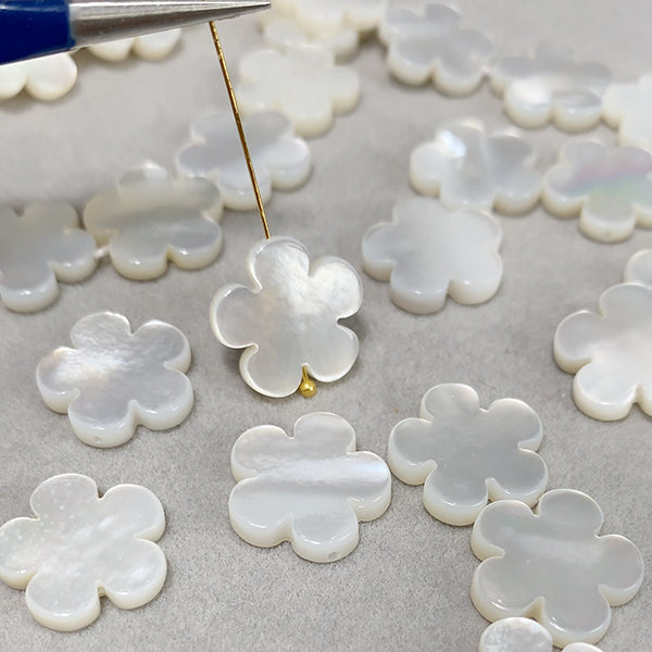 【シェル 貝】 マザーオブパール （桜　さくら　サクラ） 大きさ　約13mm 穴径　約0.8mm