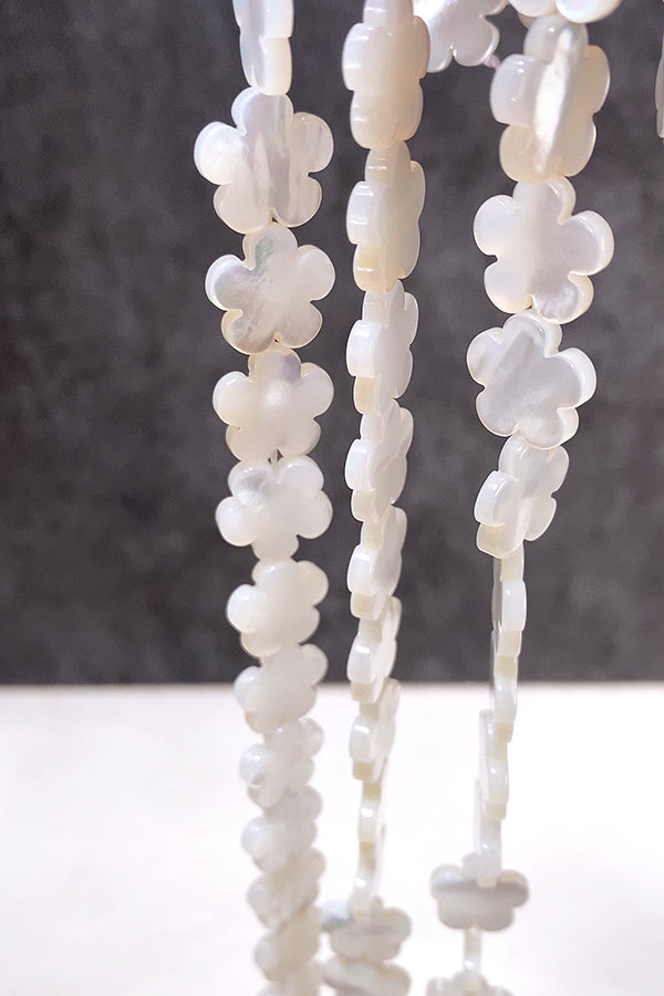 【シェル 貝】 マザーオブパール （桜　さくら　サクラ） 大きさ　約13mm 穴径　約0.8mm