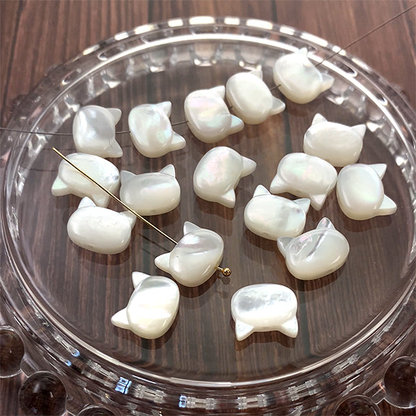 【シェル】マザーオブパール（ネコ　ねこ　猫） 大きさ　約8.5×9.5mm 穴径　約0.6mm カラー　ホワイト