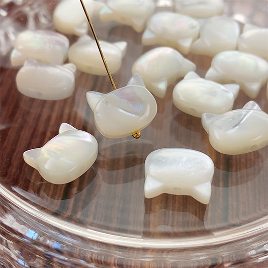 【シェル】マザーオブパール（ネコ　ねこ　猫） 大きさ　約8.5×9.5mm 穴径　約0.6mm カラー　ホワイト