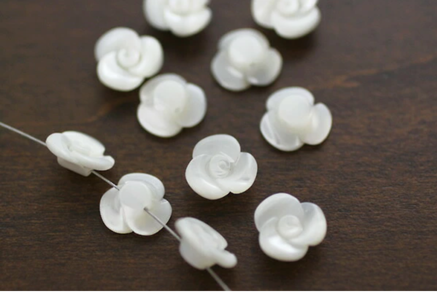 [Shell] Shell Mother of Pearl (rose) Size: Approx. 10 x 10 mm Thickness: 4 mm Hole: Approx. 0.6-0.7 mm