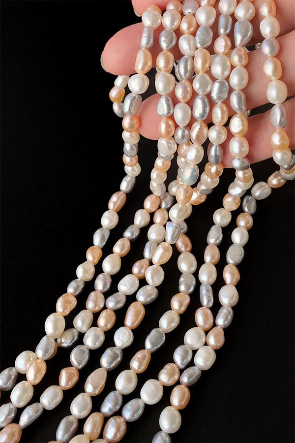 Freshwater pearl (baroque) Mixed gray, white, orange Size: approx. 7-7.5 x 5.5-6.5 mm Hole diameter: approx. 0.5 mm 