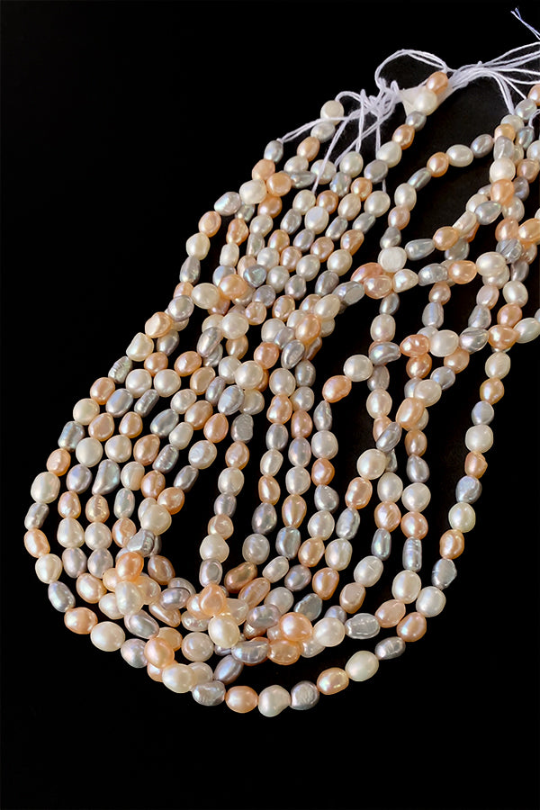 Freshwater pearl (baroque) Mixed gray, white, orange Size: approx. 7-7.5 x 5.5-6.5 mm Hole diameter: approx. 0.5 mm 