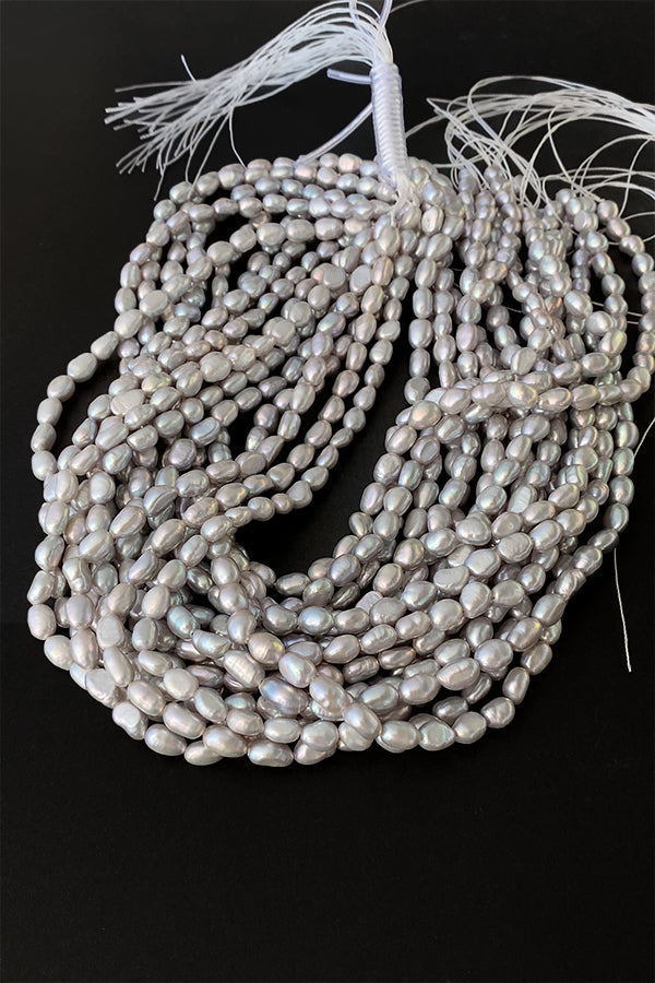 Freshwater pearl (baroque) Gray Size: Approx. 7-7.5 x 5.5-6.5 mm Hole diameter: Approx. 0.5 mm