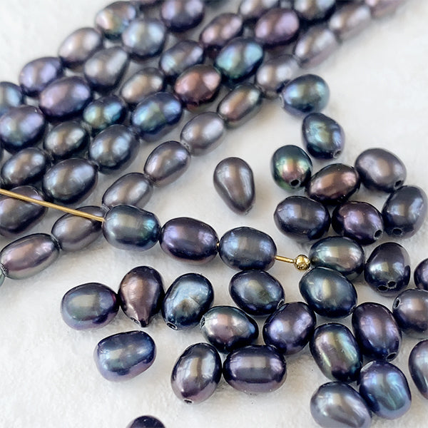 Freshwater pearls (rice) Blue Size: approx. 4.5-5 x 3.5-4 mm Hole diameter: approx. 0.4-0.5 mm 1 strand: approx. 40 cm, approx. 82-84 pieces 