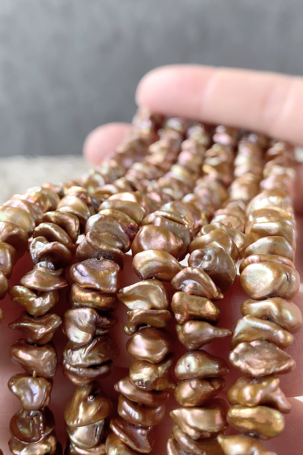 Freshwater pearl brown gold (poppy chip) Size: approx. 3-5 x 7.5-8.5 mm Hole diameter: approx. 0.4-0.5 mm 