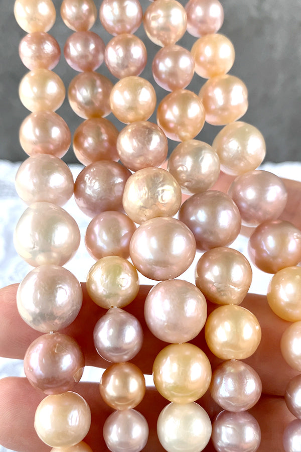 Freshwater pearls (potato) Gradient mixed color Size: approx. 5.5-12 x 5.5-13.5 mm Hole diameter: approx. 0.4-0.5 mm 1 strand: approx. 40 cm approx. 60 pieces 