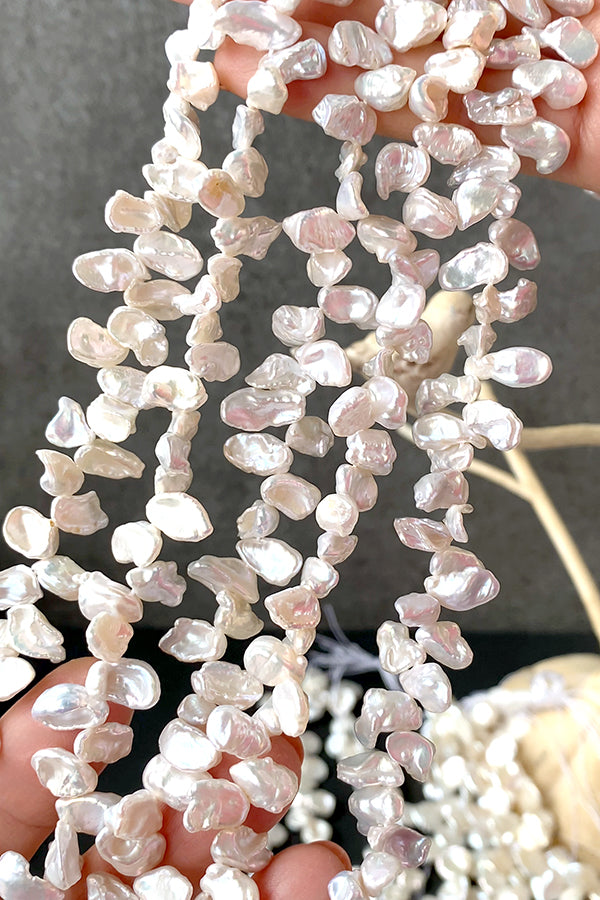 【淡水パール】 （ケシ　花びら　チップ） 大きさ　約8～9×8～11mm 穴径　約0.4～0.5mm
