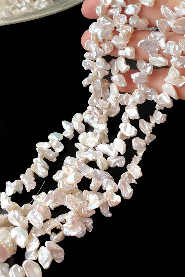 【淡水パール】 （ケシ　花びら　チップ） 大きさ　約8～9×8～11mm 穴径　約0.4～0.5mm
