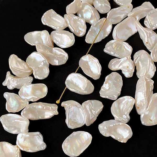 【淡水パール】 （ケシ　花びら　チップ） 大きさ　約8～9×8～11mm 穴径　約0.4～0.5mm