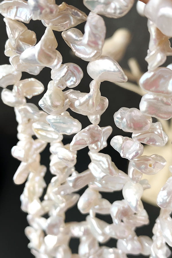 【淡水パール】 （ケシ　花びら　チップ） 大きさ　約8～9×8～11mm 穴径　約0.4～0.5mm