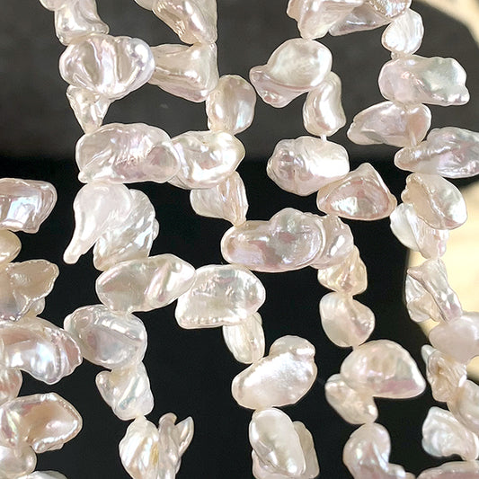【淡水パール】 （ケシ　花びら　チップ） 大きさ　約8～9×8～11mm 穴径　約0.4～0.5mm