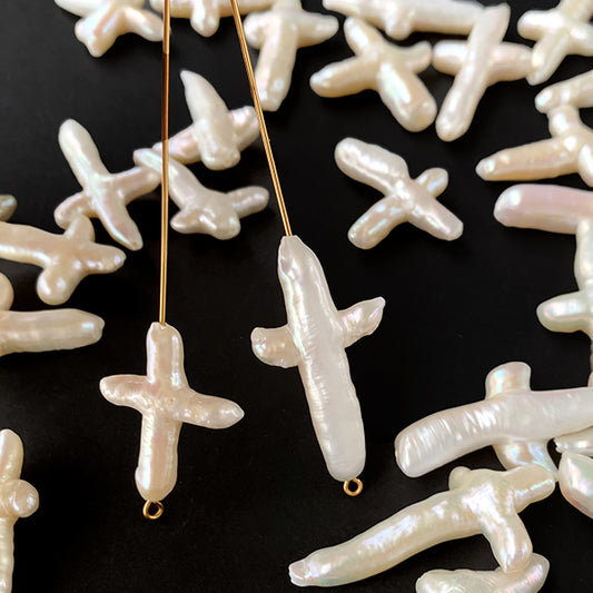 【淡水パール】 （クロス） 大きさ　約28～38×18～24mm 穴径　約0.4～0.5mm